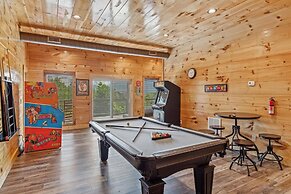 Grizzlies Den 4 Bedroom Cabin by RedAwning