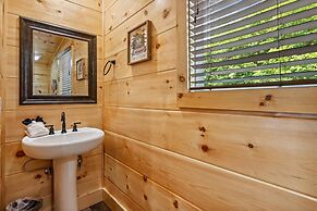 Grizzlies Den 4 Bedroom Cabin by RedAwning
