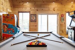 Grizzlies Den 4 Bedroom Cabin by RedAwning