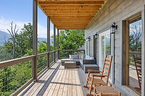 Grizzlies Den 4 Bedroom Cabin by RedAwning