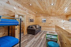 Grizzlies Den 4 Bedroom Cabin by RedAwning
