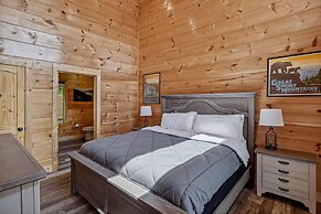 Grizzlies Den 4 Bedroom Cabin by RedAwning