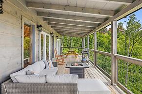 Grizzlies Den 4 Bedroom Cabin by RedAwning