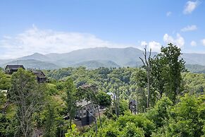 Grizzlies Den 4 Bedroom Cabin by RedAwning