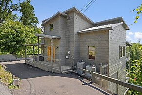 Grizzlies Den 4 Bedroom Cabin by RedAwning