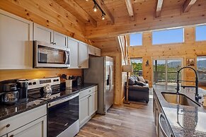 Grizzlies Den 4 Bedroom Cabin by RedAwning