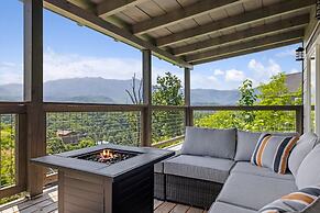 Grizzlies Den 4 Bedroom Cabin by RedAwning