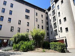 JOIVY Affordable 3,4,5 and 12 bed private flats next to Royal Mile - A