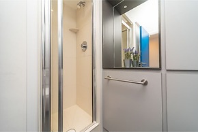 JOIVY Affordable 3,4,5 and 12 bed private flats next to Royal Mile - A