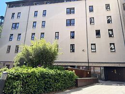 JOIVY Affordable 3,4,5 and 12 bed private flats next to Royal Mile - A
