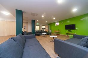 JOIVY Affordable 3,4,5 and 12 bed private flats next to Royal Mile - A