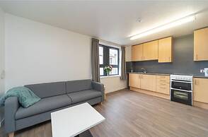 JOIVY Affordable 3,4,5 and 12 bed private flats next to Royal Mile - A