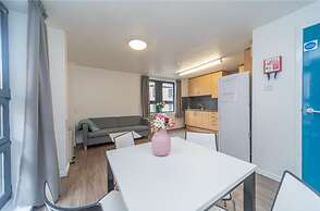 JOIVY Affordable 3,4,5 and 12 bed private flats next to Royal Mile - A