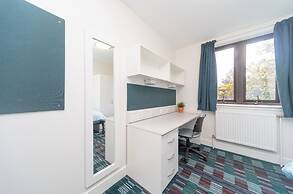 JOIVY Affordable 3,4,5 and 12 bed private flats next to Royal Mile - A
