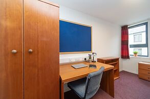 JOIVY Affordable 3,4,5 and 12 bed private flats next to Royal Mile - A