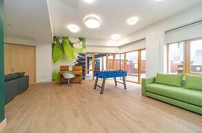 JOIVY Affordable 3,4,5 and 12 bed private flats next to Royal Mile - A