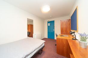 JOIVY Affordable 3,4,5 and 12 bed private flats next to Royal Mile - A