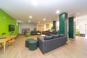 JOIVY Affordable 3,4,5 and 12 bed private flats next to Royal Mile - A