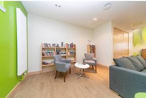 JOIVY Affordable 3,4,5 and 12 bed private flats next to Royal Mile - A