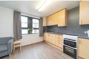 JOIVY Affordable 3,4,5 and 12 bed private flats next to Royal Mile - A