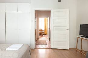 2ndhomes Spacious Studio in the Center