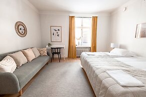 2ndhomes Spacious Studio in the Center