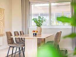 Sanders Mythical Blue - Chic 4 bdr Villa With Pool