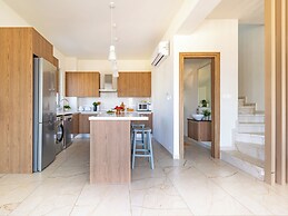 Sanders Mythical Blue - Chic 4 bdr Villa With Pool