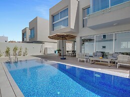 Sanders Mythical Blue - Chic 4 bdr Villa With Pool