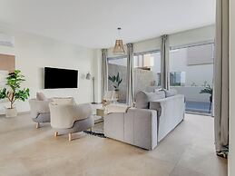 Sanders Mythical Blue - Nice 4 bdr Villa With Pool