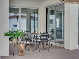 Sanders Mythical Blue - Bright 4 bdr Villa With Pool