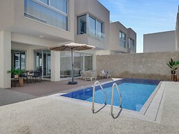 Sanders Mythical Blue - Bright 4 bdr Villa With Pool