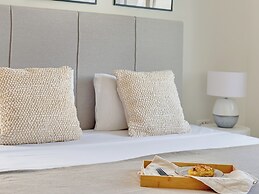 Sanders Mythical Blue - Bright 4 bdr Villa With Pool