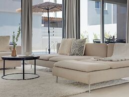 Sanders Mythical Blue - Bright 4 bdr Villa With Pool