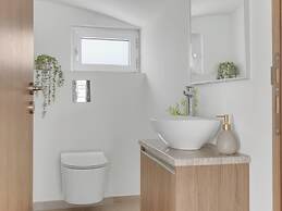 Sanders Mythical Blue - Bright 4 bdr Villa With Pool