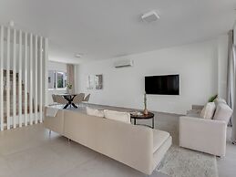 Sanders Mythical Blue - Bright 4 bdr Villa With Pool