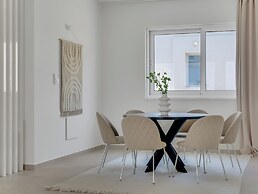 Sanders Mythical Blue - Bright 4 bdr Villa With Pool