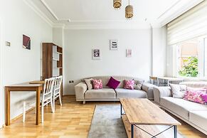 Chic Flat w Balcony 5 min to Dolmabahce Palace