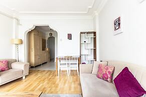 Chic Flat w Balcony 5 min to Dolmabahce Palace