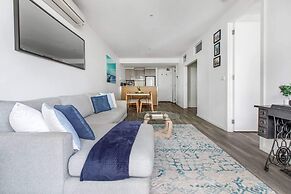 Beautiful 2BR APT With Balcony, Pool and Gym