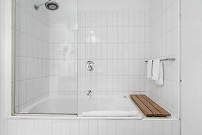 Beautiful 2BR APT With Balcony, Pool and Gym