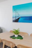 Beautiful 2BR APT With Balcony, Pool and Gym