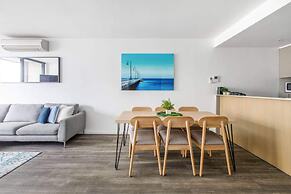 Beautiful 2BR APT With Balcony, Pool and Gym