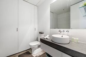 Beautiful 2BR APT With Balcony, Pool and Gym