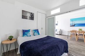 Beautiful 2BR APT With Balcony, Pool and Gym