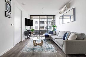 Beautiful 2BR APT With Balcony, Pool and Gym