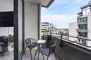 Beautiful 2BR APT With Balcony, Pool and Gym