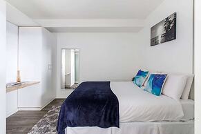 Beautiful 2BR APT With Balcony, Pool and Gym