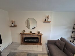 Lovely & Beautiful 2 Bed-apartment in Borehamwood