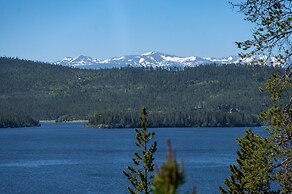 Ski Shores: The Chalet 3 Bedroom Cabin by RedAwning